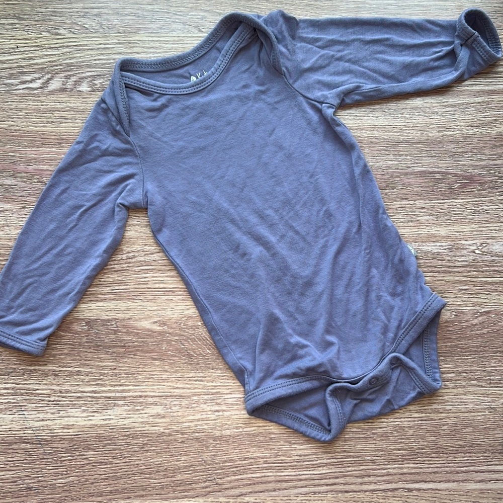Kyte baby Long Sleeve Bodysuit in Orchid 0-3 months